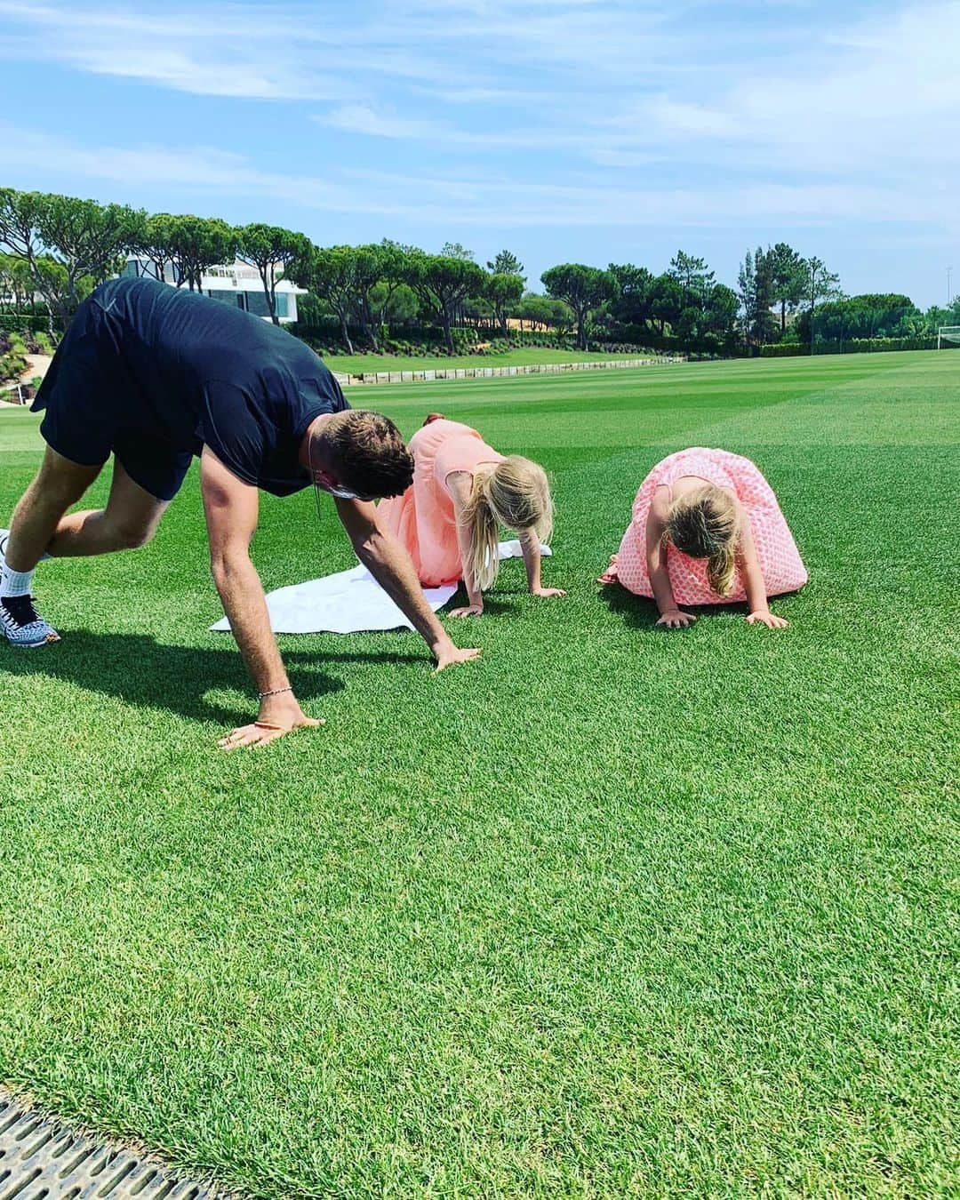 ジョーダン・ヘンダーソンさんのインスタグラム写真 - (ジョーダン・ヘンダーソンInstagram)「Stretching partners 🙆‍♂️ 🥰」7月7日 21時49分 - jhenderson