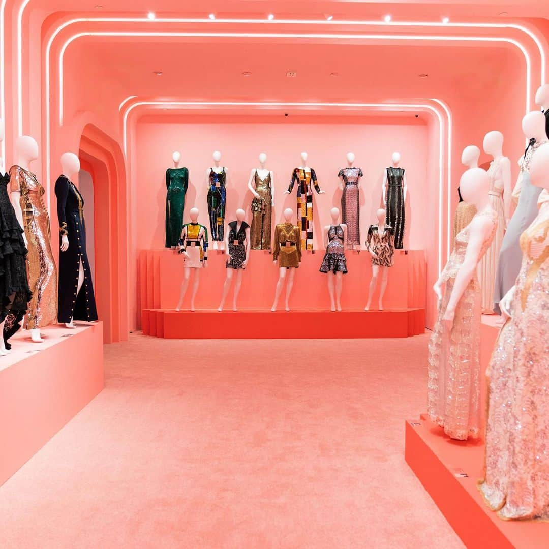 LVMHさんのインスタグラム写真 - (LVMHInstagram)「Louis Vuitton unveils Louis Vuitton X  This immersive journey takes visitors through the House’s 160-year history of creative exchanges and artistic collaborations.  Across the two floors of the iconic 468 North Rodeo Drive building in Beverly Hills, Louis Vuitton X draws on over 180 items from Louis Vuitton’s archives and scenography to trace the House’s pioneering journey, including iconic Monogram bags reworked by renowned artists and designers, such as Karl Lagerfeld, Rei Kawakubo, Cindy Sherman and Frank Gehry; and original collaborations and commissions by artists including Yayoi Kusama, Richard Prince and Zaha Hadid.  #LouisVuittonX #LouisVuitton #LVMH」7月7日 21時59分 - lvmh