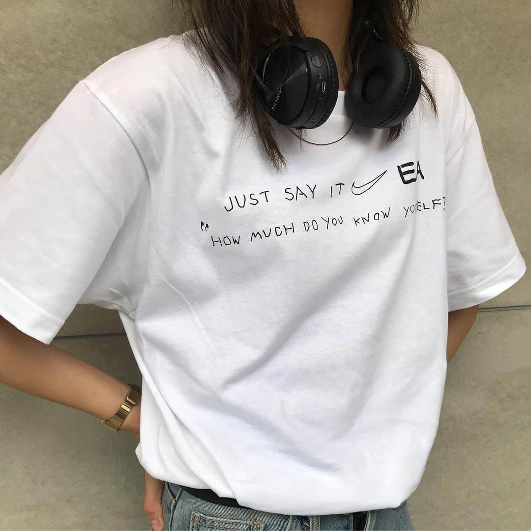 山本奈衣瑠さんのインスタグラム写真 - (山本奈衣瑠Instagram)「EA online スタートしました💻﻿ ﻿ ﻿ ・EA Tシャツ ¥3,500﻿ (S.M.L.XL)﻿ 先日のNIKEさんとのイベントタイアップを﻿ 記念したTシャツです。﻿ サイズは気持ち大きめです﻿ 私達が手書きで書いた文字が﻿ プリントされています キュートです。﻿ ﻿ ﻿ ・ステッカー3枚セット ¥500﻿ 今回のmagazineのテーマ﻿ 「How much do you know yourself? 」のロゴ、﻿ magazine内では載せてない写真﻿ をステッカーに致しました。﻿ ﻿ 沢山の方にmagazineを読んで頂きたいのでmagazine自体を無料にして、﻿ グッズを買うと付いてくるシステムに﻿ 致しました🐚﻿ ﻿ ﻿ グッズを買うと﻿ 必ずmagazineが1冊付いて来ます📖﻿ ﻿ 既に持ってる方はお友達や家族にあげて、﻿ 一緒に読んでくださいね🌞﻿ ﻿ 私達が手作業で配送致しますので﻿ 二週間ほどかかりますが﻿ ご了承くださいませ〜🦖﻿ ﻿ 既に沢山のご注文ありがとう〜！﻿ ﻿ 私のプロフィールから飛べます﻿ ﻿ #EA_magazine﻿ ﻿」7月7日 22時00分 - nairuuuu