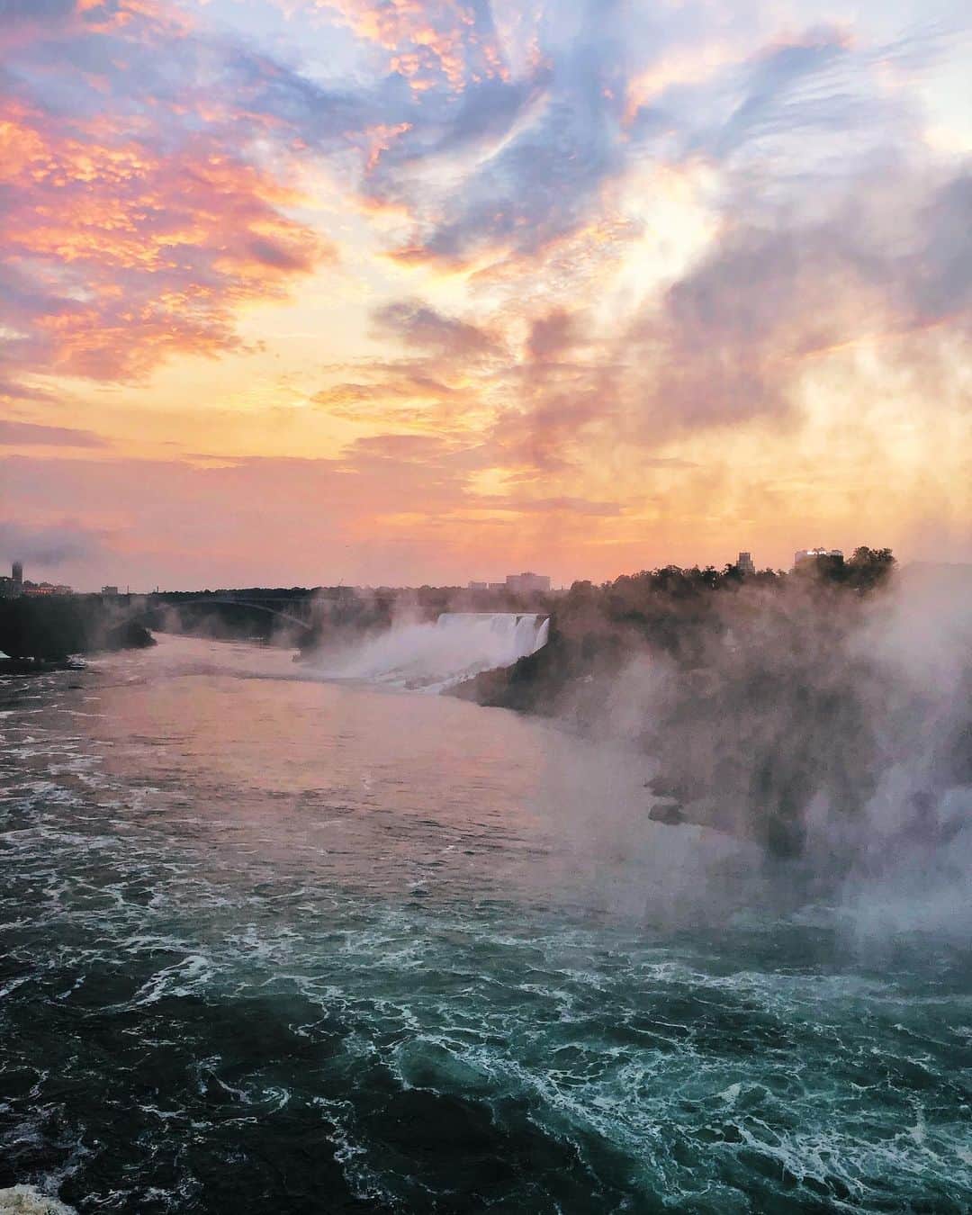 kaelさんのインスタグラム写真 - (kaelInstagram)「This weekend I visited Niagara Falls for Namaste Niagara. @niagaraparks opens up the lower platform of Journey Behind the Falls for an incredible experience that combines the mindfulness of an early morning yoga session with the breathtaking power of Horseshoe Falls.  There’s a yummy breakfast after the class too! Classes run every weekend morning in July and August. Visit niagaraparks.com/namaste for more information and tickets.  #niagaraparks #namasteniagara」7月7日 22時00分 - punkodelish