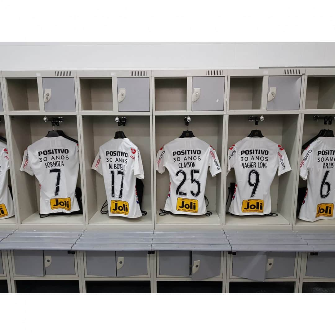 コリンチャンスさんのインスタグラム写真 - (コリンチャンスInstagram)「Vestiário do Coringão no jeito em Maringá! . . #SCCPxLON #VaiCorinthians #Corinthianismo #FielAtéoFim #MeuBMG #NãoÉSóPatrocínio #TimeDoPovo #Corinthians #Timão #CorinthiansTV #FielTorcedor #AFielÉFoda #UmSoCorinthians #NikeFutebol #Joli #EstrellaGalicia #UniversidadeBrasilOficial #ÉPositivo #CorinthiansÉPositivo #LoucoPotyCorinthians #PostosALE#ALEnoTimão #TODOSportiCorinthians #CartãodeTODOSCorinthians #TODOSpeloTimão⠀」7月7日 22時00分 - corinthians