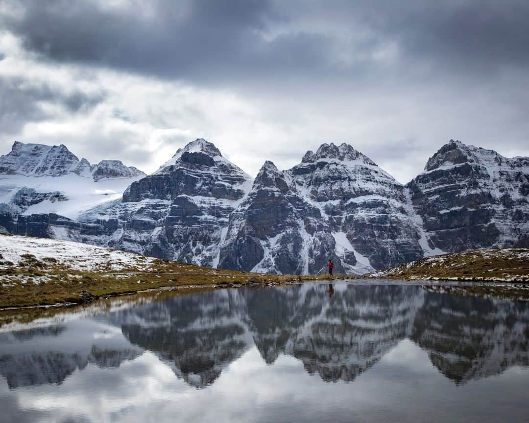 National Geographic Travelさんのインスタグラム写真 - (National Geographic TravelInstagram)「Photo by @kahliaprilphoto | Mountain mirrors. A perfectly still day for a walk under the giants in Banff National Park in Alberta, Canada.」7月7日 22時00分 - natgeotravel