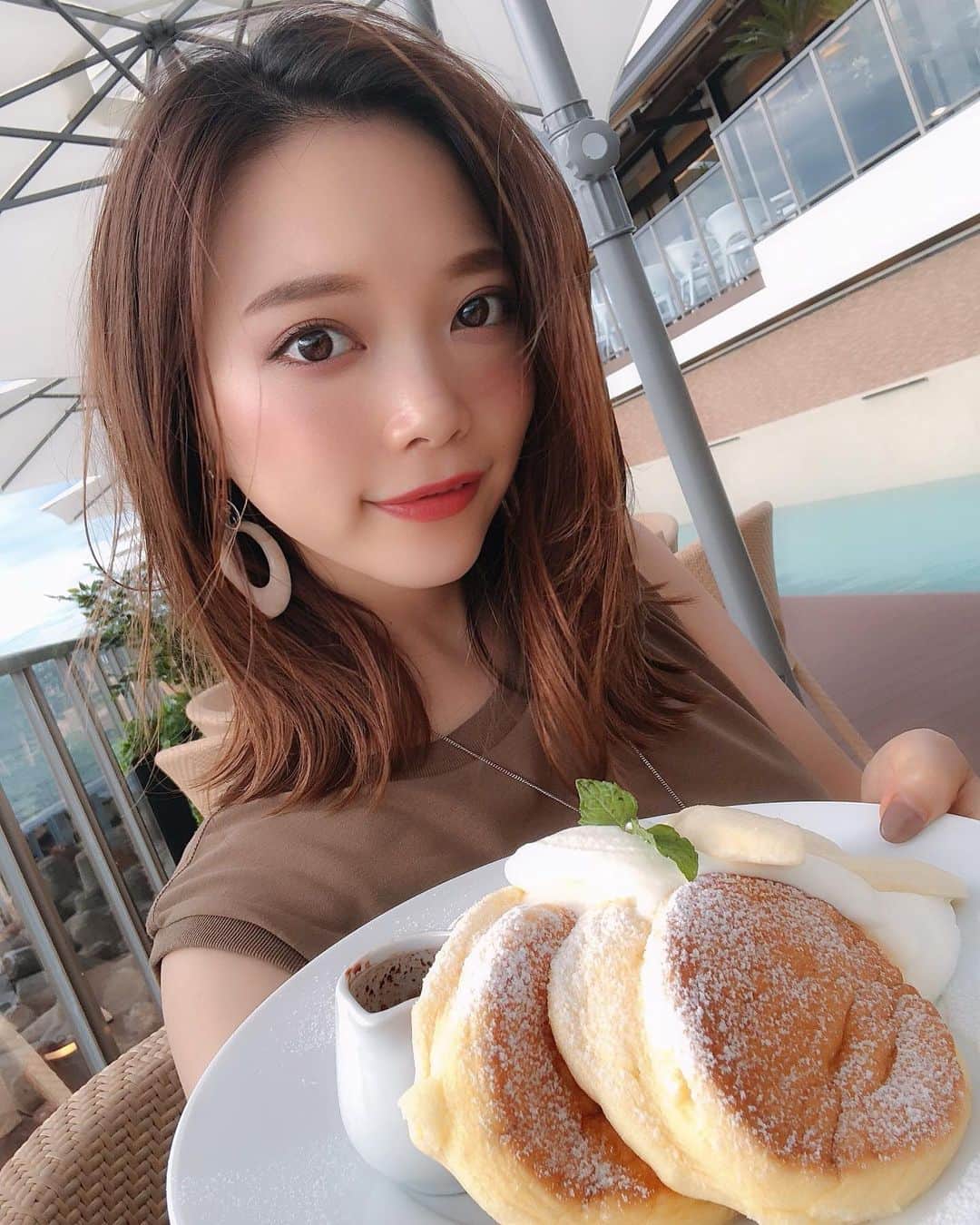 のインスタグラム：「_  _ ♡  ７月７日🗓淡路島にnew openの プールサイドでランチやスイーツを 味わえる話題のカフェ🍰  _ 【幸せのパンケーキ淡路島テラス🥞】の レセプションパーティーに 行ってきたよおぉ🤤🥞💓 _  _  リゾートホテルみたいな空間で 淡路島の綺麗な海を眺めながら プールサイドでリゾート気分🏝😍🌺笑  _  _  店内は白を基調としててオシャレやし、  テラス席のお昼は絶景で青い海見えるし、  夕暮れ時には夕日が沈む瞬間が見れるって最高じゃない？👀❤️ _  _  しかもパンケーキがフワッフワで めっちゃ美味しいねん！❤️🤤🥞💕🍴 _  _  こんな美味しいパンケーキ食べながら 綺麗な海を眺めることができるカフェは ここしかない😳💓🥞！！笑  _  _  また早く行きたいなぁ☺️💕🌺🏝🥞 _  _  _ ♡  #幸せのパンケーキ #淡路島 #淡路島カフェ #淡路島リゾート #淡路島テラス #淡路島スイーツ #淡路島パンケーキ #ahappypancake #pancake #cafe #パンケーキ巡り #パンケーキ食べたい #サンセットロード #海沿いカフェ #オーシャンビューカフェ」