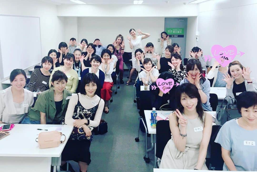 間々田佳子のインスタグラム：「顔ヨガ講座、今回も満員でした。 ご参加ありがとうございました😊 今回はテーマが目  目ピクピク100回運動続けてみてください💪  みんなの笑顔がステキです。 口角がキュキュキュッ❣️ しています。  月1基本講座 次回は8/4です😊 ご予約はお早めに！  #間々田佳子 #顔ヨガ講座」
