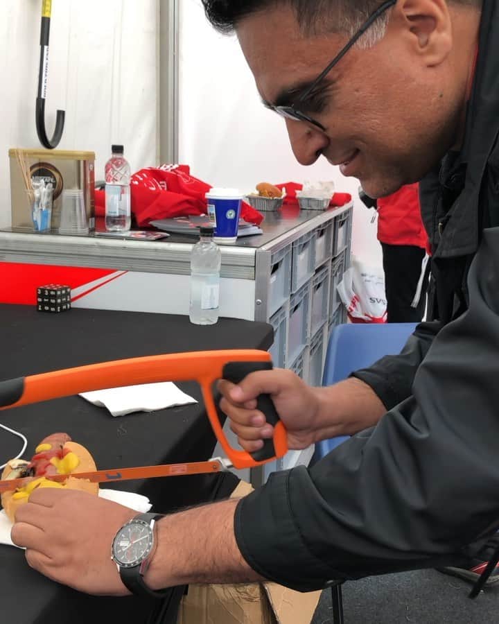 ニック・ハイドフェルドのインスタグラム：「Lunchtime with the one and only @gill.dilbagh .Sharing is caring. #festivalofspeed2019」