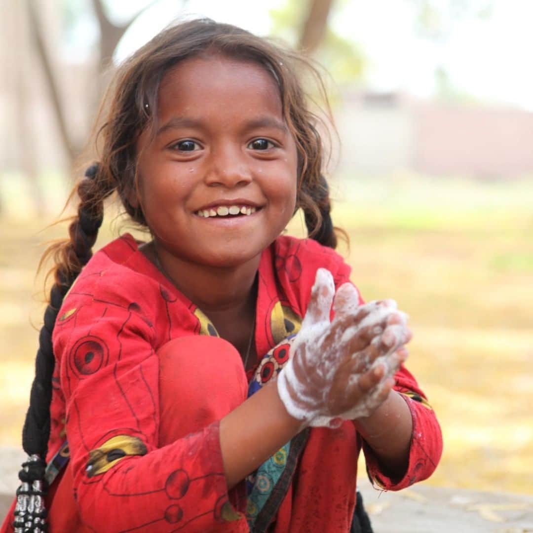 unicefさんのインスタグラム写真 - (unicefInstagram)「This girl is carefully washing her hands with soap in Pakistan. This simple action is one of the most effective ways to prevent the spread of disease. Yet 3 billion people still lack basic handwashing facilities with soap and water at home. We’re working with partners and governments to change this. #ForEveryChild, health. © UNICEF/UN0281747/Pirozzi」7月7日 21時55分 - unicef