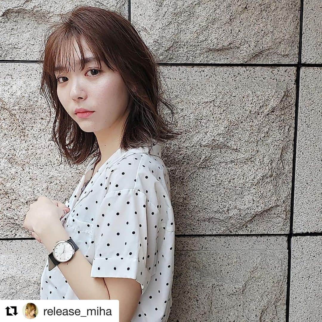 のインスタグラム：「#Repost @release_miha with @get_repost ・・・ . 26mmでゆる巻き♡ . . release @miha_hair . #hair #hairstyle #haircolor #color #ヘアスタイル #グレー #スロウカラー #ヘアカラー #髪型 #波巻き #外国人風カラー #beige #グレージュ #ベージュ #アッシュ #撮影 #サロモ募集 #撮影モデル募集 #美容室 #サロン #心斎橋 #헤어스타일 #코디 #发型 #心斎橋美容室」