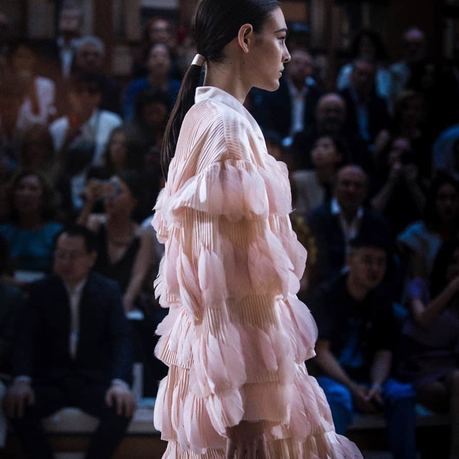 シャネルさんのインスタグラム写真 - (シャネルInstagram)「Look 70/70 — Fall-Winter 2019/20 #CHANELHauteCouture. #CHANEL #CHANELMakeup #Lemarie #Lognon #Massaro @chanel.beauty @maison_lemarie @massaro_paris @vittoria  The bride — powder pink gown pleated and embroidered with pink feathers by Lemarié, sleeveless blouse and pants in powder pink satin.」7月7日 22時08分 - chanelofficial