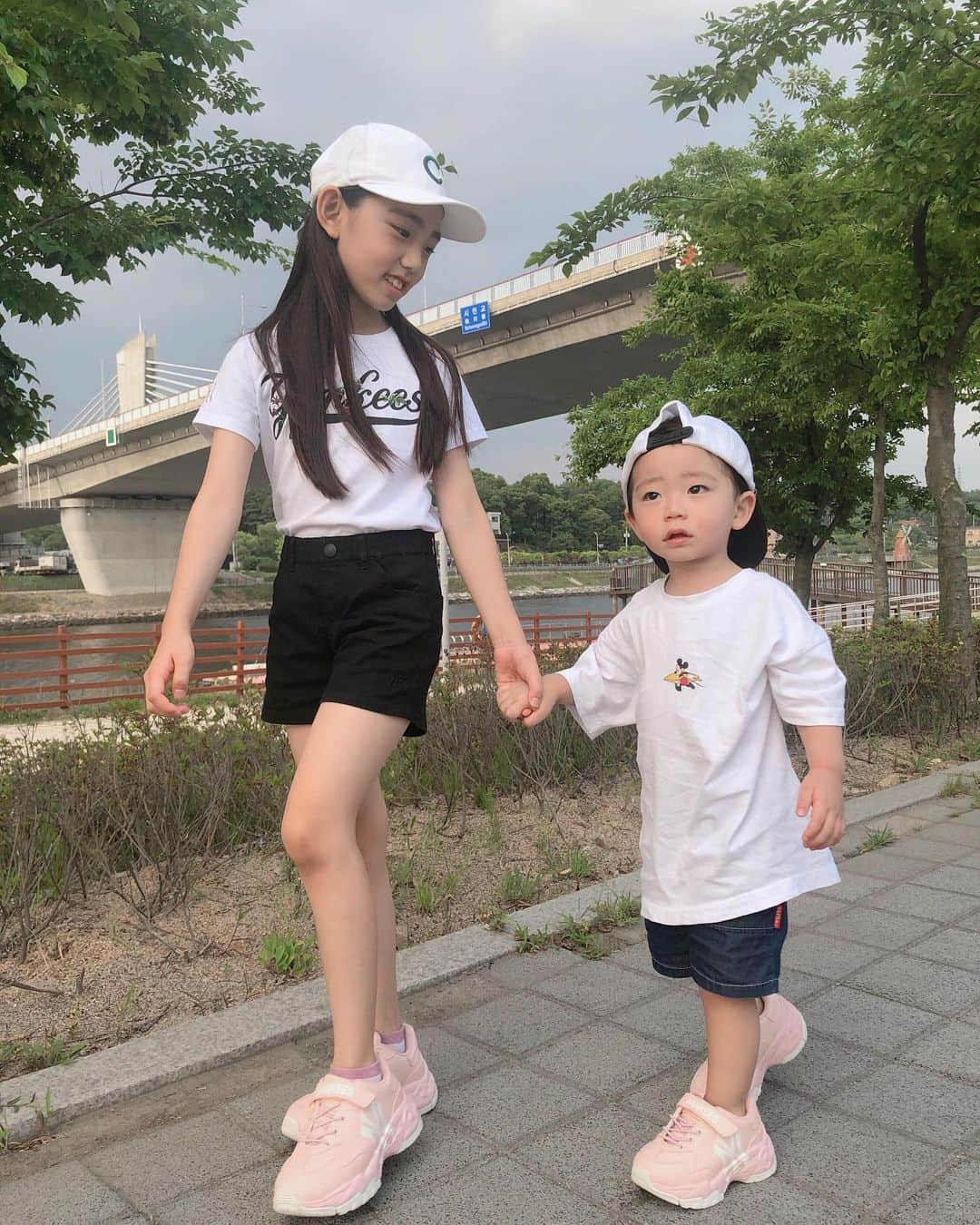 ウンチェさんのインスタグラム写真 - (ウンチェInstagram)「쉴 새 없는 콧바람 장전 👧🏻👶🏻♥️ . . . . #MLB키즈슈즈 #엠엘비키즈슈즈  #빅볼청키즈 #아동화 #키즈운동화  #아동운동화 #아동스니커즈 #가족신발  #가족운동화 #패밀리신발 #패밀리운동화  #패밀리룩 #어글리슈즈 #남매스타그램」7月7日 22時09分 - __leehye