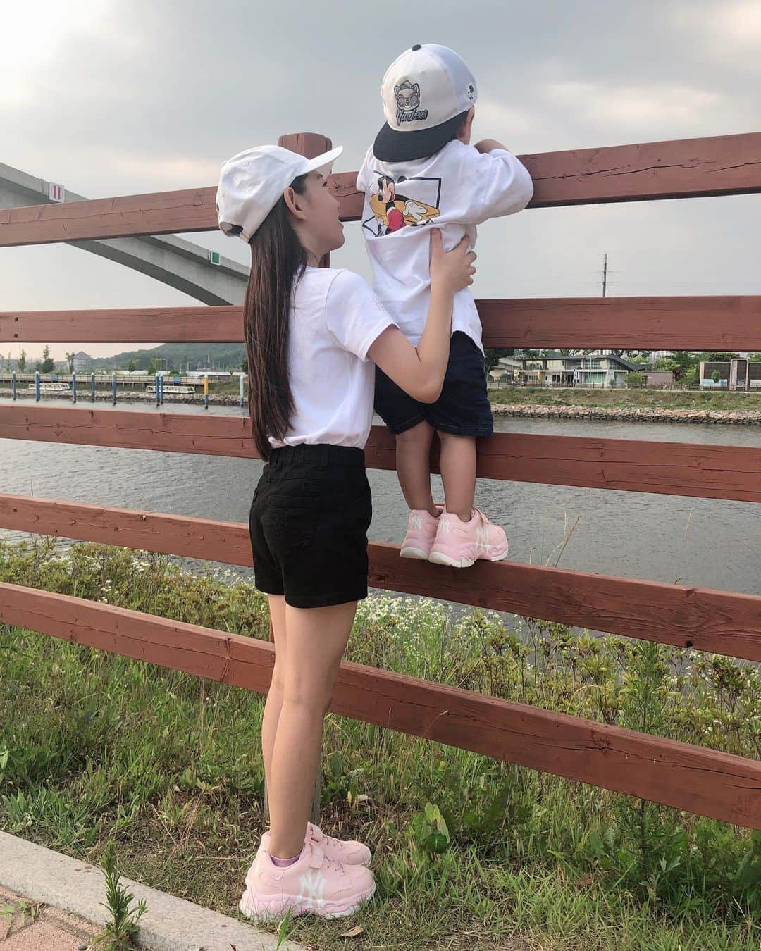 ウンチェさんのインスタグラム写真 - (ウンチェInstagram)「쉴 새 없는 콧바람 장전 👧🏻👶🏻♥️ . . . . #MLB키즈슈즈 #엠엘비키즈슈즈  #빅볼청키즈 #아동화 #키즈운동화  #아동운동화 #아동스니커즈 #가족신발  #가족운동화 #패밀리신발 #패밀리운동화  #패밀리룩 #어글리슈즈 #남매스타그램」7月7日 22時09分 - __leehye