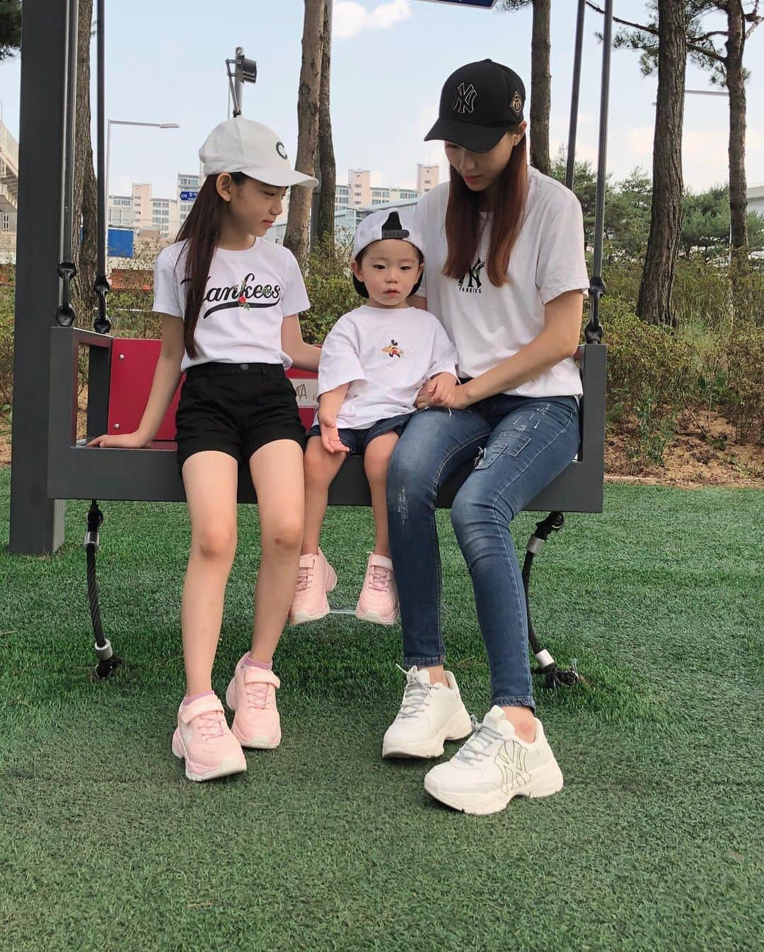 ウンチェさんのインスタグラム写真 - (ウンチェInstagram)「쉴 새 없는 콧바람 장전 👧🏻👶🏻♥️ . . . . #MLB키즈슈즈 #엠엘비키즈슈즈  #빅볼청키즈 #아동화 #키즈운동화  #아동운동화 #아동스니커즈 #가족신발  #가족운동화 #패밀리신발 #패밀리운동화  #패밀리룩 #어글리슈즈 #남매스타그램」7月7日 22時09分 - __leehye