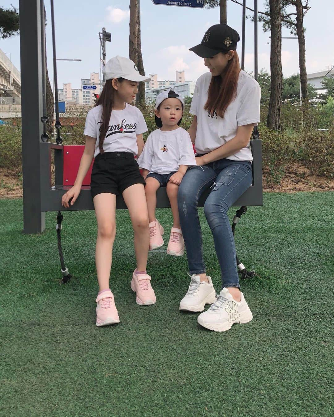 ウンチェさんのインスタグラム写真 - (ウンチェInstagram)「쉴 새 없는 콧바람 장전 👧🏻👶🏻♥️ . . . . #MLB키즈슈즈 #엠엘비키즈슈즈  #빅볼청키즈 #아동화 #키즈운동화  #아동운동화 #아동스니커즈 #가족신발  #가족운동화 #패밀리신발 #패밀리운동화  #패밀리룩 #어글리슈즈 #남매스타그램」7月7日 22時09分 - __leehye