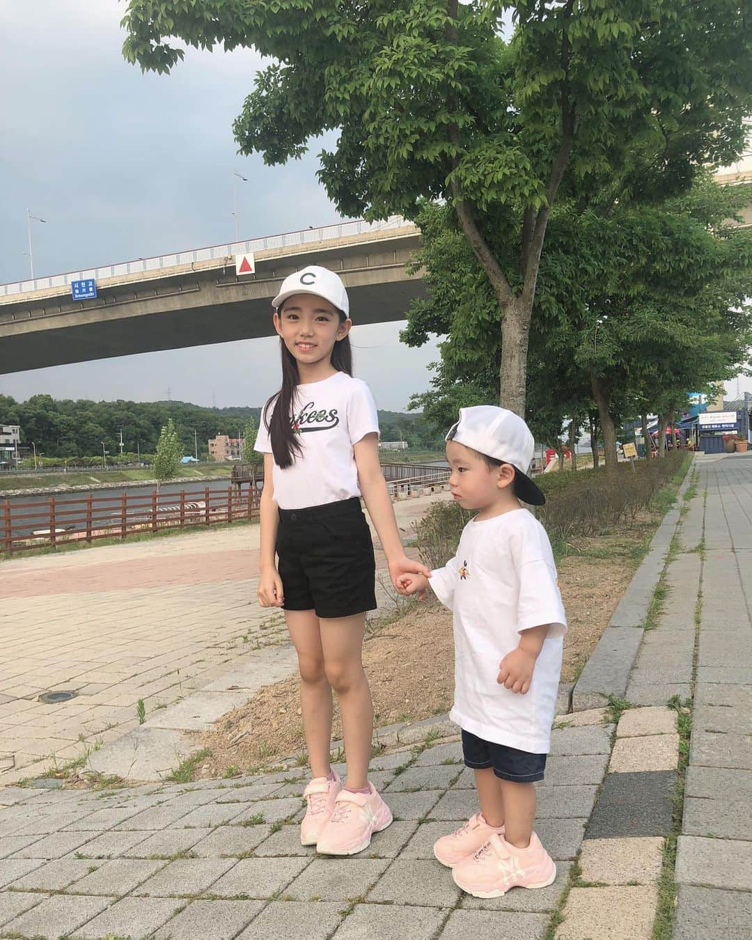 ウンチェさんのインスタグラム写真 - (ウンチェInstagram)「쉴 새 없는 콧바람 장전 👧🏻👶🏻♥️ . . . . #MLB키즈슈즈 #엠엘비키즈슈즈  #빅볼청키즈 #아동화 #키즈운동화  #아동운동화 #아동스니커즈 #가족신발  #가족운동화 #패밀리신발 #패밀리운동화  #패밀리룩 #어글리슈즈 #남매스타그램」7月7日 22時09分 - __leehye