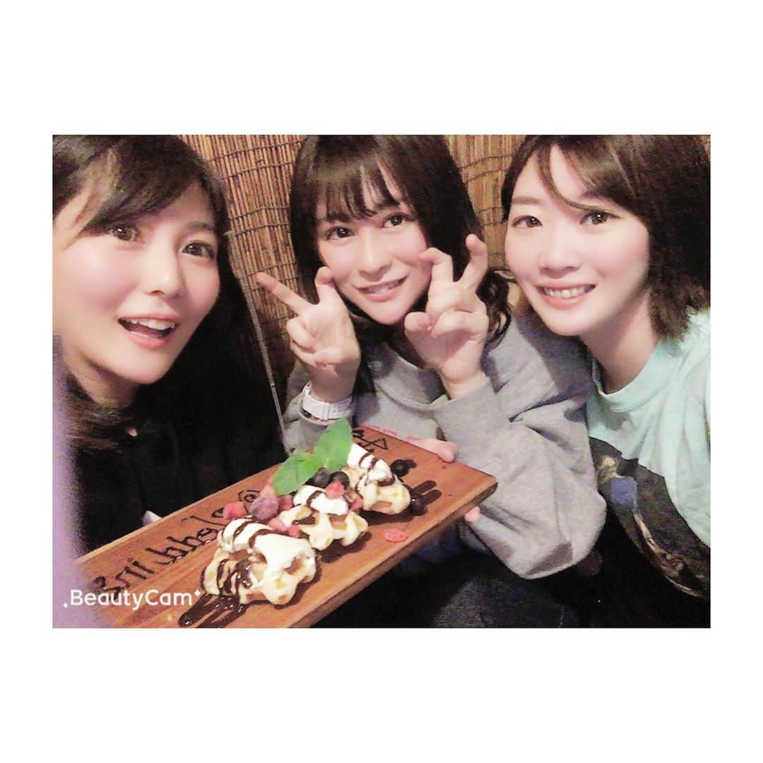 大崎みらいのインスタグラム：「、 先日、 たなみんとかれんちゃんに お祝いしてもらいました！ にまにま 、 お祝いされる側って なんだか照れちゃうね！ 、 3人でゲラゲラ笑いながら 食卓を囲みました！笑 だいすきだよ！ 次は誰の結婚祝いかしら🤔 恋をした報告から待ってますね！w 、 、 、 #木下かれん #名前戻ったのちょっと嬉しい #馴染みあるわ #御崎かれん #ライオンズ女子 #田名部生来 #真中満と酒を酌み交わした女 #羨ましすぎる #ちなヤク #野球女子 #baseball⚾️ #結婚祝い #ありがとう #biglove」