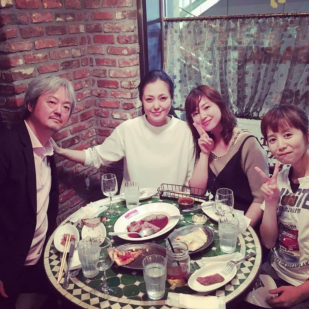 michi のインスタグラム：「元ボスと奥様と、アツミサオリと食事会でした！ボスには本当にとても良くしていただいて、足を向けて寝れません！！札幌帰っても会いたい。。 #マイボス #みんなだいすき #ヤスミン #アツミサオリ」