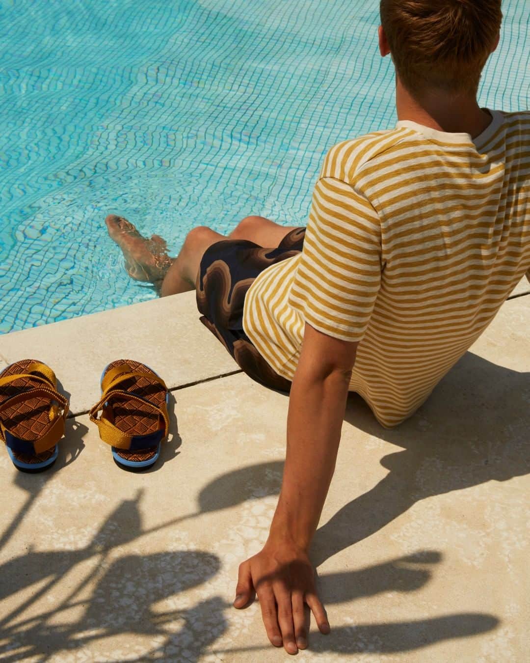 MR PORTERのインスタグラム：「⁠Take on Sunday, feet first. ⁠ -⁣⁠ 🛒 @Folk T-Shirt (1139904), @driesvannoten swimshorts (1105504) and sandals (1105354) available now via the link in bio. #MRPORTER⁠」