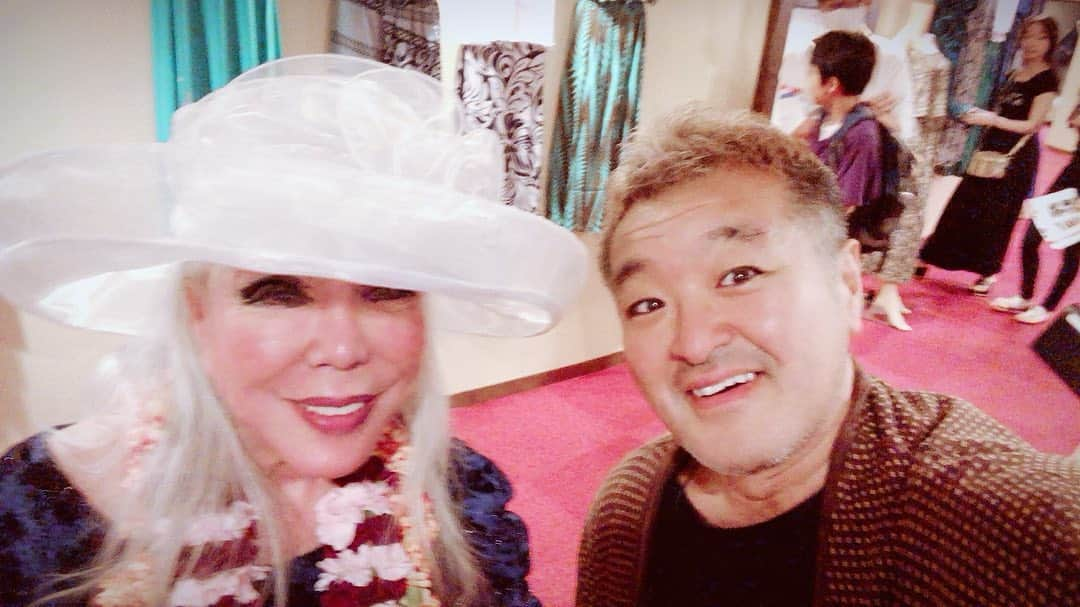 古本新乃輔さんのインスタグラム写真 - (古本新乃輔Instagram)「本日は、 新野 まりあ 先生 率いる、 日本フラダンス協会 主催 『 Liliuokalani (ドラマティック フラ) 』に参戦して参りました。  リリウオカラニ役のまりあ先生に付く侍従役を務めさせて頂きました。  先日のHULALOHAでご一緒させて頂いた カヴェナ・マンさんもスペシャルゲストでいらしたり、  最年長96歳！ 世界チャンピオン大先輩ジィジの貴重なお話を聞けたり、  相変わらず豪華絢爛衣装やらで ド派手なホイケでございました。  そして、 何度 参加しても勉強になる、フラ舞台なのでございました。  写真を撮れなかった方々、すみませんでした！ ！m(_ _)m！  Mahalo(^_^)v  #古本新乃輔 #フラ #ホイケ #Liliuokalani #ドラマティックフラ #ニッショーホール #新野まりあ #虎ノ門 #日本フラダンス協会」7月7日 22時09分 - shinnosukefurumoto