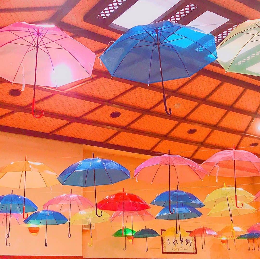 璃乃さんのインスタグラム写真 - (璃乃Instagram)「カラフルな物が好き。 ピンクのメロンソーダおいちかった💕赤く見える(人д｀*) #color #colorful #映え#instagood #instagram #アマンド #雨 #傘 #かわいい #好き #japan #cafe #おいしい #おしゃれ #follow」7月7日 22時12分 - oshirinn6