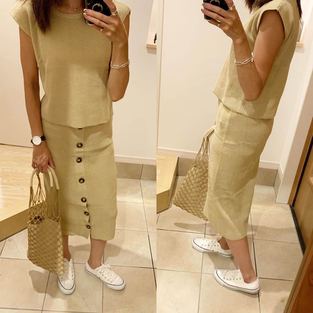 mocchiのインスタグラム：「＊＊＊＊＊ こんばんは🌝 ・ ・ 今日はIKEAでお買い物！ してたら、なんとフォロワーさんに見かけられてて🙄 ・ ・ 小春とこっちゃん喧嘩ばっかりしてて めっちゃ怒ってたから🤦‍♀️← 変なところ見られてたら恥ずかしいー💦 ・ ・ ・ うちは、3回優しく言い聞かせて聞かなかったら ゲンコツの刑✊ ・ 3回目に、次は優しく言わないからね☺️← と注意して、それでも走り回ったりしてる時は 家でも外でもめっちゃ叱ります。 ・ ・ 我が子の場合、外では怒らないお母さんだと、外出した時にめっちゃ調子に乗って 収拾つかなくなるのでね。。。 ・ ・ いや、本気では叩かないですが賛否両論あると思いますけどね🙄 ・ ・ 優しく注意しても、怒って注意しても ふざけてるか、喧嘩ばっかりすぎて、ほんとに土日が1番疲れる😑 ・ ・ ・ みんなは、子供が注意しても言うこと聞かずに走り回ったり喧嘩をやめなかったりしたら どうしてる？？ ・ 家だとうるさくしてもいいけど、お店とかだと周りの人に迷惑かかるし 悩む🙄 ・ ・ ・ #instalike#ファッション#コーディネート#コーデ#プチプラ#プチプラコーデ#今日の服#今日のコーデ#ママコーデ#パンツコーデ#シンプルコーデ#春コーデ#通販#きょコ#いつコ#女の子ママ#ママファッション#大人カジュアル ・ ・ @fifth_store の#フロントボタンサマーニットアップ 別々で着てもセットアップで着ても可愛い♡ ・ 50%offになってたよー！ ・ ・ #fifth#fifthtl#フィフス」
