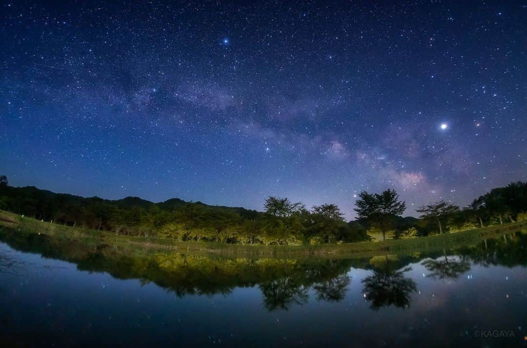 KAGAYAさんのインスタグラム写真 - (KAGAYAInstagram)「先ほど撮影した七夕の星と天の川です。 写真中央の星が彦星（わし座のアルタイル） 写真上の星が織姫星（こと座のベガ） その間を左右に流れる光の帯が天の川です。 景色は月光にやさしく照らされ、空は満天の星です。 （先ほど秋田県にて撮影） #星空 #milkyway #milky_way #秋田 #七夕」7月7日 22時14分 - kagaya11949