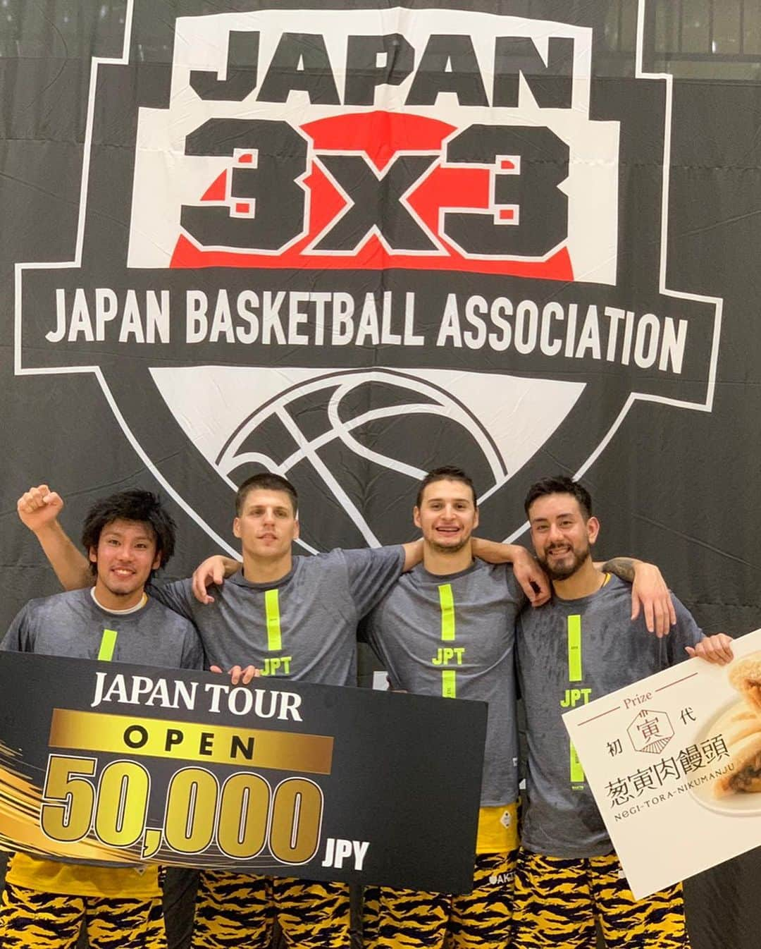 眞庭城聖さんのインスタグラム写真 - (眞庭城聖Instagram)「今日七夕はAMIちゃんbirthday&3x3のjapan tourでした！思い返せば1年前マルコが合流した日のアルボラーダカップの日にアミちゃんが産まれて優勝して、1年後の今日も試合して優勝して何か勝手にしみじみしています。そしてこのスーパー最高な仲間達と国内無敗という成績を築いて今年の俺の3x3活動が終了するって最高やけど逆に寂しい思いもめっちゃある。 もっとどこまでいけるのか試したかったね‼️ でも今までと違い海外に2回も挑戦出来て世界の強豪と戦えた事は本当に自分の成長に繋がりました。毎年オフシーズンに3x3する事によってバスケのモチベーションが上がります。 俺やっぱまだまだだな、と実感させられもっと上手くならないとダメだって思わせてくれます。 そしてマルコ、ドゥサン、ヨースケさん、マジでめっちゃ心強くてたまに俺いなくてもいいやんって思うくらいこの三人は凄かった‼️ モンゴル、クロアチアではヨースケさんと一緒の部屋で夜遅くまで沢山語りあって大学で辞めた話しとか辞めてからトラックの運転手してたとかそこからどーやってプロまでなって、キャプテンまでなったのに次は3x3の代表目指すからってプロ辞めて今に至ってるって、どんな生き方よって思うけどリスペクトしかないです。 めっちゃ刺激もらった。 今日の決勝もハドルの時にfor the マニー1.2.3マニーって三人が言ってくれてマニの為に今日は勝とうって皆んなが言ってて、心からこのチームで良かったって思えたよ。 これから俺はロボッツに専念する事になるけどこれからもbrexexeのメンバーなんで最後まで共に戦うつもりです‼️ 皆んなの幸運を祈ってます。本当にありがとうございました‼️ #happybirthday #mydaughter #1yearsold #utsunomiyabrexexe #brexexe #3x3 #japantour #basketball  #aktr #stancesocks #family」7月7日 22時26分 - money_0527