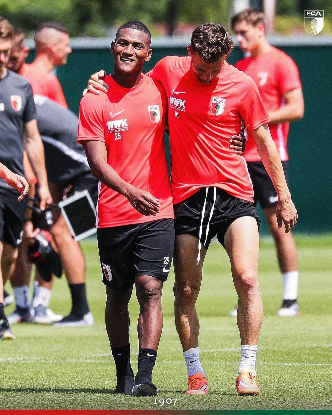 FCアウクスブルクさんのインスタグラム写真 - (FCアウクスブルクInstagram)「Willkommen in der #FCA-Familie, @carlosgruezo11! ✌️❤️💚 #FCA1907 #fcaugsburg #gruezo #neuzugang」7月7日 22時18分 - fcaugsburg1907