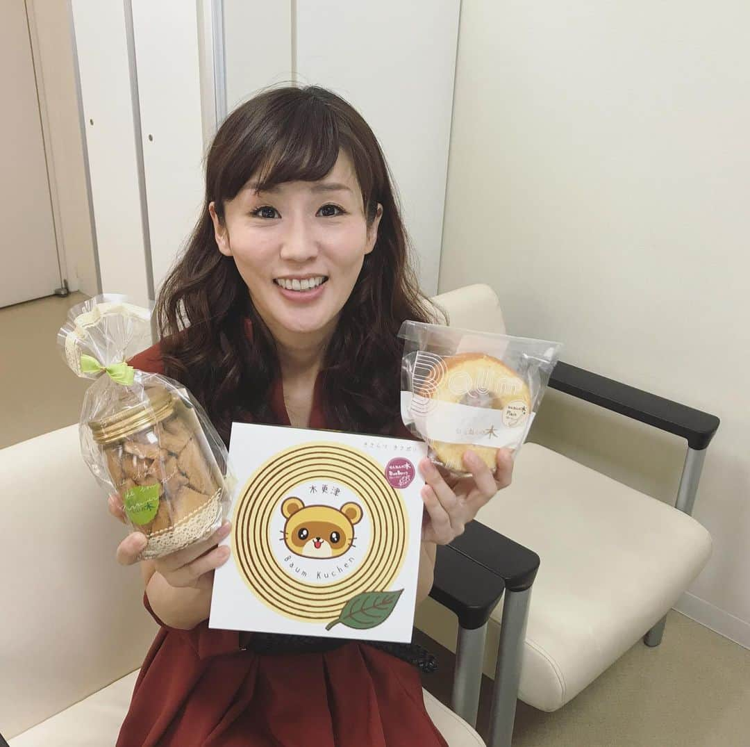 にしおかすみこさんのインスタグラム写真 - (にしおかすみこInstagram)「#頂き物#お菓子#バームクーヘン#バームクーヘン専門店#せんねんの木#農林水産大臣賞受賞 甘いもの好き😍✨ 幸せになれるバームクーヘンらしい。 帰宅したらすぐ食べちゃうだろうなあ。。 #海外ドラマ#ウォーキングデッド やっと観だす。はまる。マネージャーさんは私より遥かに先のシーズンを観て知っている。「◯◯死にましたよ」と言ってくる「え∑(ﾟДﾟ)何で言うの、ウソでしょ😱」と返すと、「ウソです」と。 。。。やめて〜〜そのウソ、、ドキドキするからぁぁ、、やめて〜〜 #帰宅したら#バームクーヘン食べて#コーヒー飲んで#ウォーキングデッド シミュレーションは完璧だ✨✨😚 #アメブロ更新」7月7日 22時19分 - nishioka_sumiko