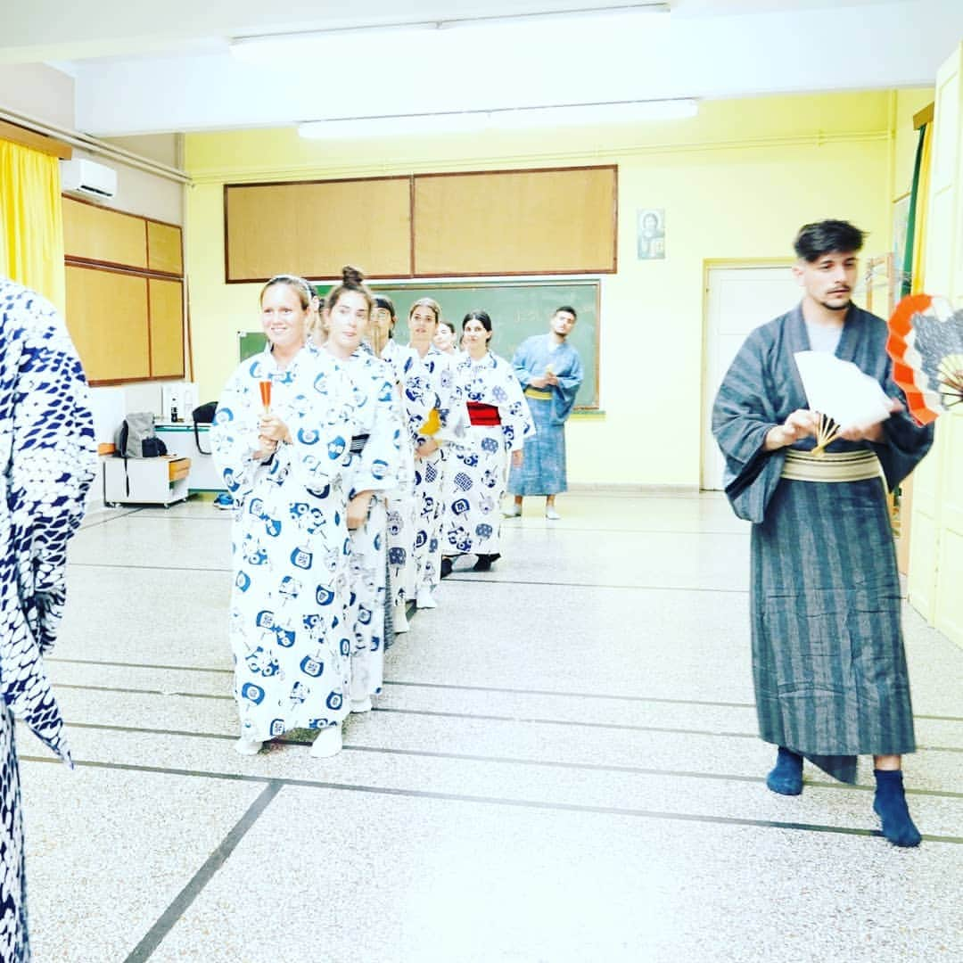 梅川壱ノ介（舞踊家）さんのインスタグラム写真 - (梅川壱ノ介（舞踊家）Instagram)「【成長の素晴らしさ】  僕自身、一日５時間２週間の日本舞踊のプログラムを体験したことがありません。日本舞踊で一番大切にしていることは集中力で生徒たちはわずか４日間で一曲上げてしまいました。  集中力、好奇心、そしてスポンジの様な吸収力。本当に素晴らしく、こちらまで嬉しくなります。  このプログラムのチームの中には教育のスペシャリストもおり、自分が体験していることを言葉で教えてもらったり、確認できたり、毎日目新しさを感じています。  #梅川壱ノ介  #エピダウロス  #ギリシャ #ワークショップ #アテネフェスティバル #epidauruslyceum  #greece」7月7日 22時20分 - umekawaichinosuke