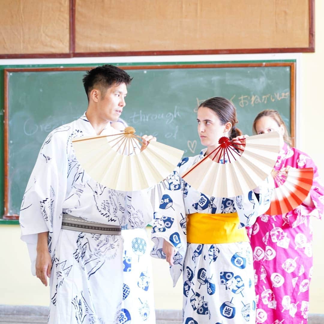 梅川壱ノ介（舞踊家）のインスタグラム：「【成長の素晴らしさ】  僕自身、一日５時間２週間の日本舞踊のプログラムを体験したことがありません。日本舞踊で一番大切にしていることは集中力で生徒たちはわずか４日間で一曲上げてしまいました。  集中力、好奇心、そしてスポンジの様な吸収力。本当に素晴らしく、こちらまで嬉しくなります。  このプログラムのチームの中には教育のスペシャリストもおり、自分が体験していることを言葉で教えてもらったり、確認できたり、毎日目新しさを感じています。  #梅川壱ノ介  #エピダウロス  #ギリシャ #ワークショップ #アテネフェスティバル #epidauruslyceum  #greece」