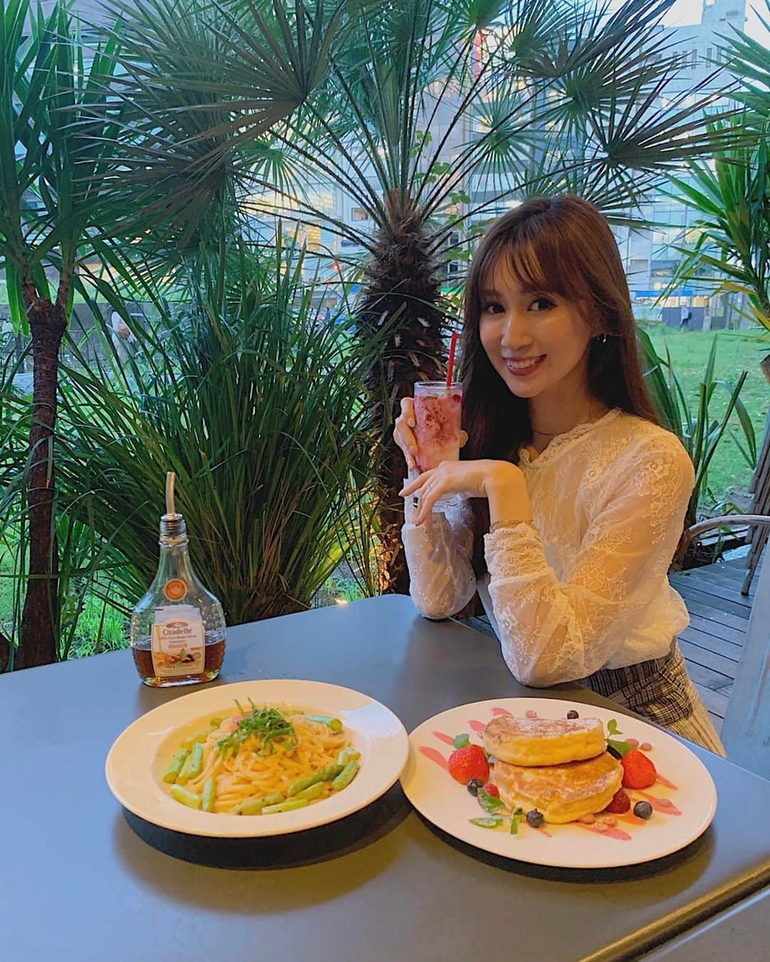 川本彩さんのインスタグラム写真 - (川本彩Instagram)「★★﻿﻿ .﻿﻿ .﻿﻿ 1日に2回パンケーキ食べた甘い1日🥞💜﻿ ﻿ シクスバイオリエンタルではお祝いも..😭✨﻿ 嬉しい🥺。。びっくりしてあわわ〜と写真撮ったらコロナはカメラ向いてるのに肝心のケーキ、あっち向いてしまっていた...🥺🚨﻿ ﻿ あ、コロナとパンケーキ、とてもあいます🤝💞笑﻿ 1日中お喋り出来て幸せでした🦋﻿ ﻿ #パンケーキ #カフェ #ロイヤルガーデンカフェ #シクスバイオリエンタル #カフェ巡り #外苑前  #有楽町 # #pancakes #cafe #royalgardencafe #6thbyorientalhotel #gaienmae #yurakucho #birthday」7月7日 22時20分 - aya_kawamoto