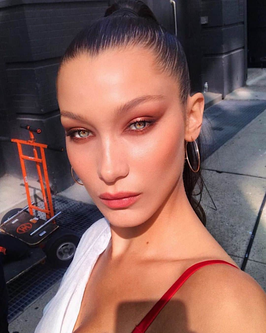 Hung Vanngoさんのインスタグラム写真 - (Hung VanngoInstagram)「Summer in the city!🔥🔥💫⚡️✨🌟 #BellaHadid 🧡」7月7日 22時21分 - hungvanngo