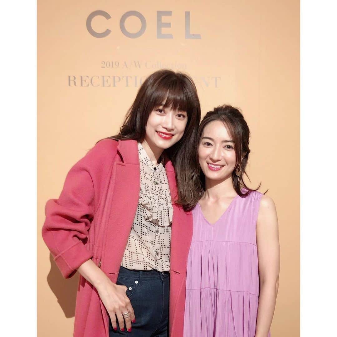 Mayuko Watanabe 渡辺真由子さんのインスタグラム写真 - (Mayuko Watanabe 渡辺真由子Instagram)「@coel_y の展示会へ♡ モデルのヨンアさんプロデュースのブランド♫ 本物のヨンアさん @youn1029 にお会いできたのですがスタイル良くて顔小さすぎて隣で緊張して笑顔が引きつりました🤣笑 展示会は秋冬の服で、シンプルの中にオシャレな形だったり色が可愛いものもありとても素敵でした😆💕 ヨンアさんが着ている星柄のブラウスは色違いもあって、これ可愛いね！とずっと話してました〜😍❣️ #ヨンア#ヨンアさん#coel#展示会#mama#ママ#スタイル良すぎて#ど緊張」7月7日 22時27分 - watanabe_mayuko
