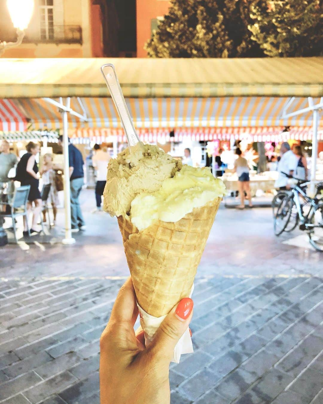 梅谷安里さんのインスタグラム写真 - (梅谷安里Instagram)「🍦🍦🍦 フランスの写真見ながら 思い出に浸る夜。 ニースのサレヤ広場⛱ 色んなところにジェラート屋さんがあったり、シーフード系なご飯屋さんたくさん🦀 賑わってて楽しかったよ😝 ・ ・ #nice#cotedazur#🇫🇷 #アイス大好き#あん旅」7月7日 22時29分 - anriworld