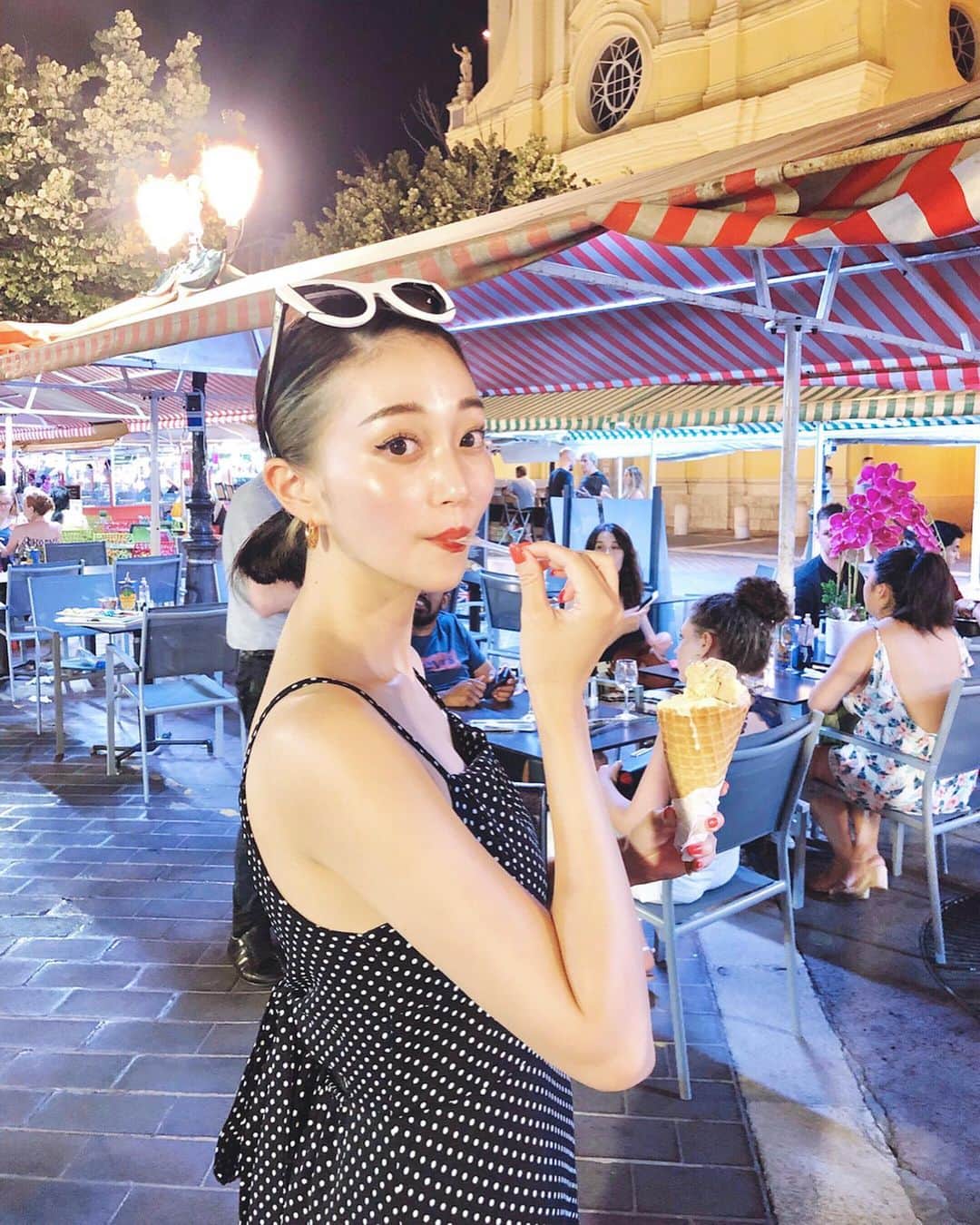 のインスタグラム：「🍦🍦🍦 フランスの写真見ながら 思い出に浸る夜。 ニースのサレヤ広場⛱ 色んなところにジェラート屋さんがあったり、シーフード系なご飯屋さんたくさん🦀 賑わってて楽しかったよ😝 ・ ・ #nice#cotedazur#🇫🇷 #アイス大好き#あん旅」