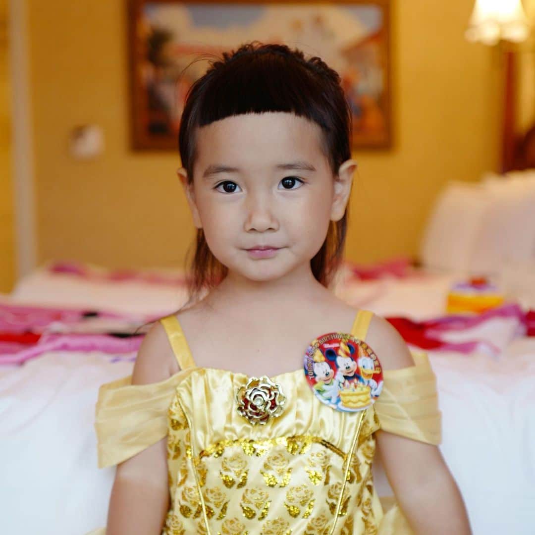 照屋 健太郎さんのインスタグラム写真 - (照屋 健太郎Instagram)「４歳 ✨😊💐🎉🌈❤️ 娘の誕生日はサプライズで香港ディズニーランドのホテルに宿泊しています。日夕佳が大好きな「美女と野獣」のプリンセス"ベル"のドレスに着替えて夕ご飯に行く前の写真。ドレスに着替えるといつも顔が少し緊張します😁プリンセスモード❤️✨🎋 . . #日夕佳 #娘 #4歳 #七夕  #誕生日 #おめでとう❤️ #happierhere #hkdisneyland」7月7日 22時44分 - libertyforce_teruya