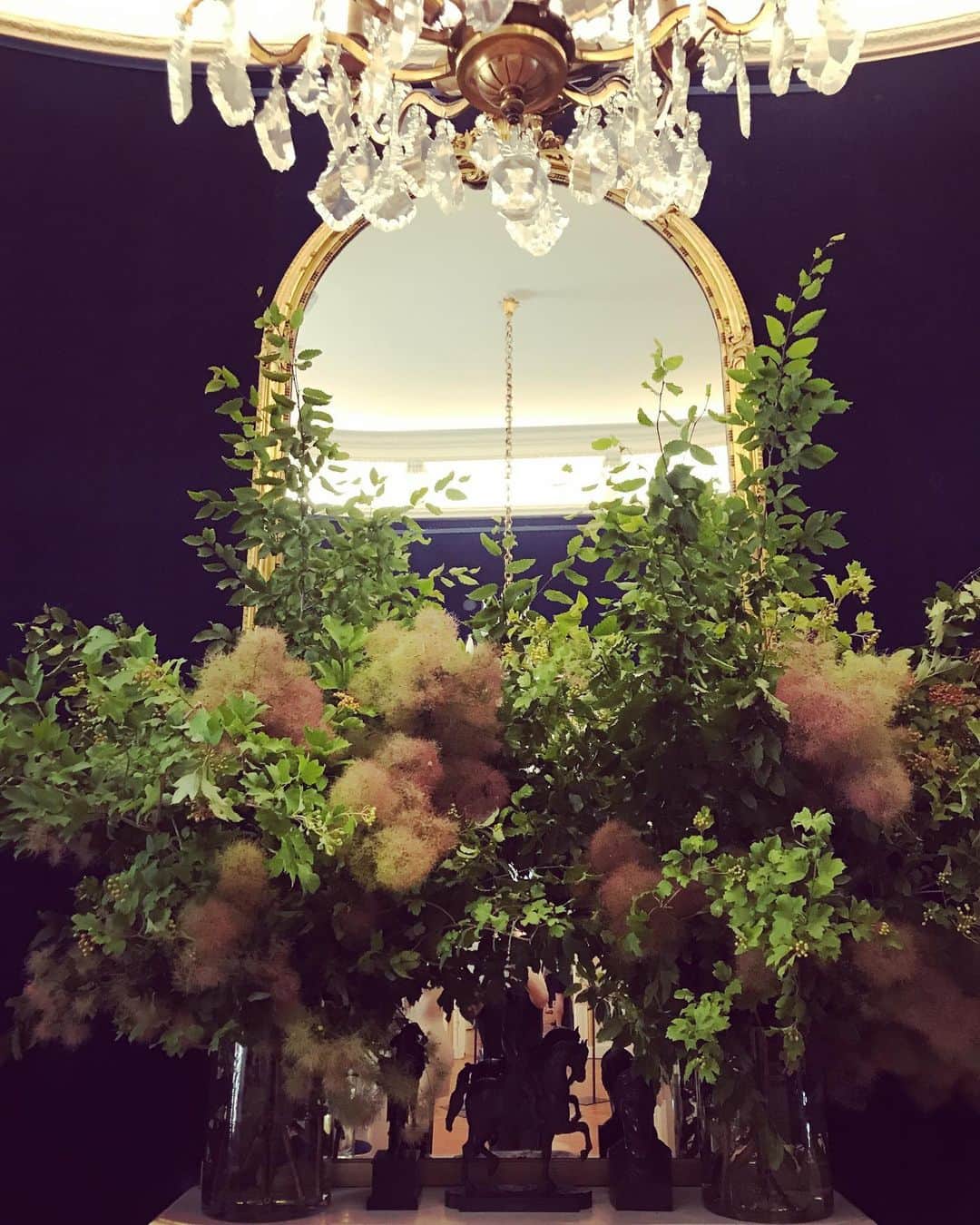 アレクシマビーユのインスタグラム：「Green gigantic installation by myself @alexismabille Haute Couture Présentation #fondationdosnesthiers #alexismabille #greenpower #greenflowers #greens #shadesofgreen #gigantic #bymyself #bouquets」
