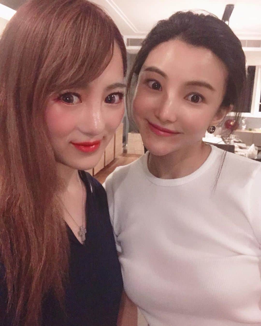 麻生唯のインスタグラム：「親友、维维♥weiweiと香港で再会💘 嬉しすぎた🤗🇭🇰♥️ マレーシア料理ご馳走さまでした🥺 やっぱ美人〜！ セシリアチャンに似てる👩‍❤️‍👩💛 #hongkong #香港 #セシリアチャン  #张柏芝 #💗」