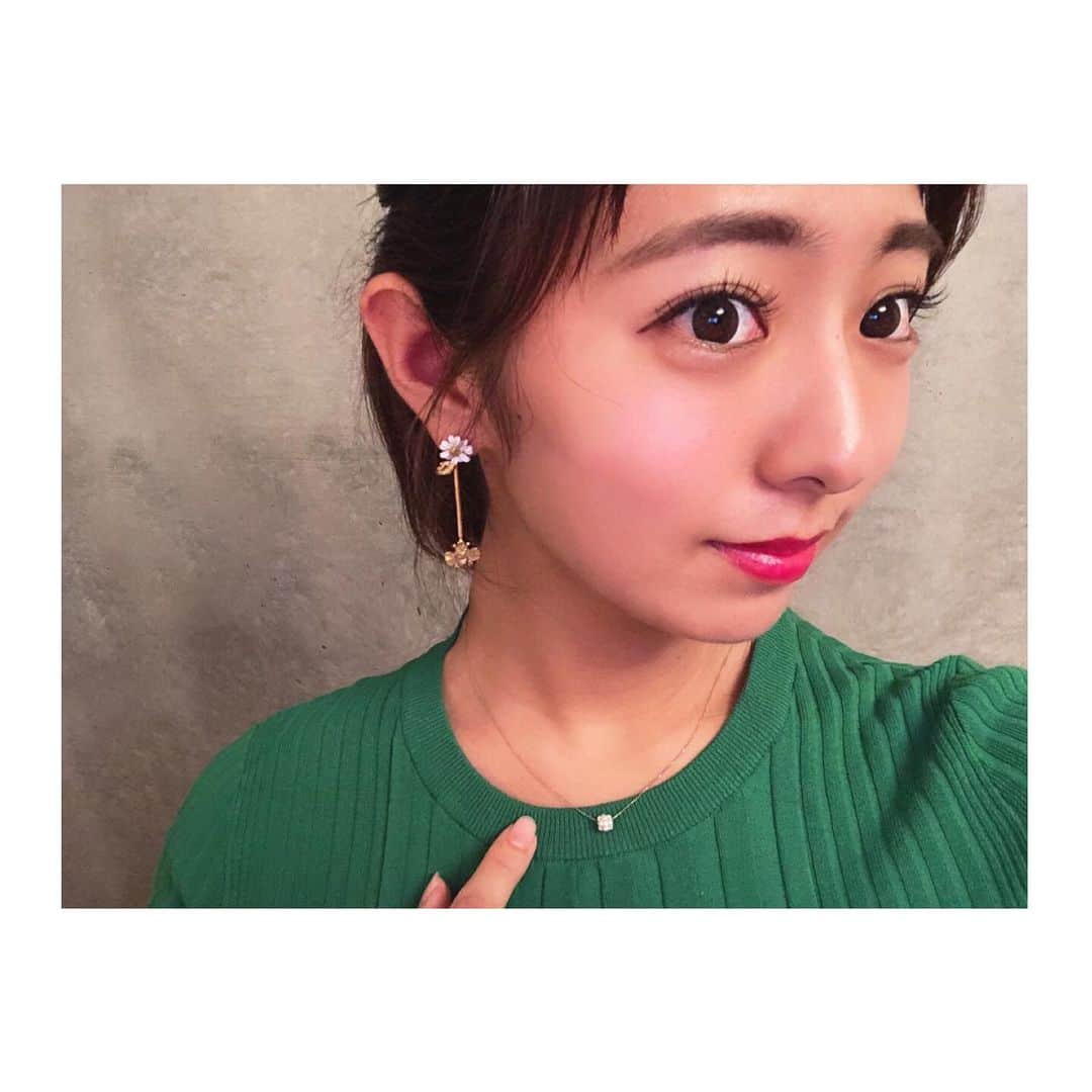 のインスタグラム：「🐝🌼 . 金曜の夕方からなぜか 声が出なくなっちゃいました。。。 対処法ある方教えてください😿 明日までに治さなくてはなのです🎤 あっ身体は元気です🙋‍♀️ . 気分を上げるためにも @katespadejapan のピアスを👂💕 お花にハチが向かっていくデザインがかわいすぎて😍 しかも！キャッチがスペードになってるの♠️✨ . 新しいケイトスペード のデザイナーさんは 緑が好きらしいので 緑のトップスを合わせてみました💚 . tops: @urban_research ❁❁❁ #accessory #pierce #ピアス #花 #ハチ #かわいい #ケイトスペード  #green #緑 #KSB #カラー」