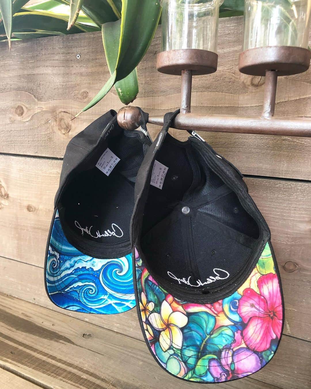 のインスタグラム：「🌺 Colleen Wilcoxのアートデザインキャップ🌴✨ ・ 初回入荷分が完売してしまったので #楽天 サイトで先行予約を開始しております😍💞 ・ 入荷後、予想以上にたくさんのご注文をいただいたので今回は早めのご予約がおすすめです💦 ・ さらに今ならお買い物マラソンセールも開催中！ おまとめクーポンも使えちゃいます❤︎ @laleia_official  @colleenwilcoxgallery_jp  #colleen#colleenwilcox#art#hawaii#aloha#surf#beach#fashion#laleia#ハワイ#フォトジェニック#インスタ映え#インスタ女子#アロハ#ビーチ#海を感じる雑貨#ラレイア#アート#ビーチガール#サーフスタイル#大人カジュアル#旅行#トラベラー#タビジョ#キャップ」