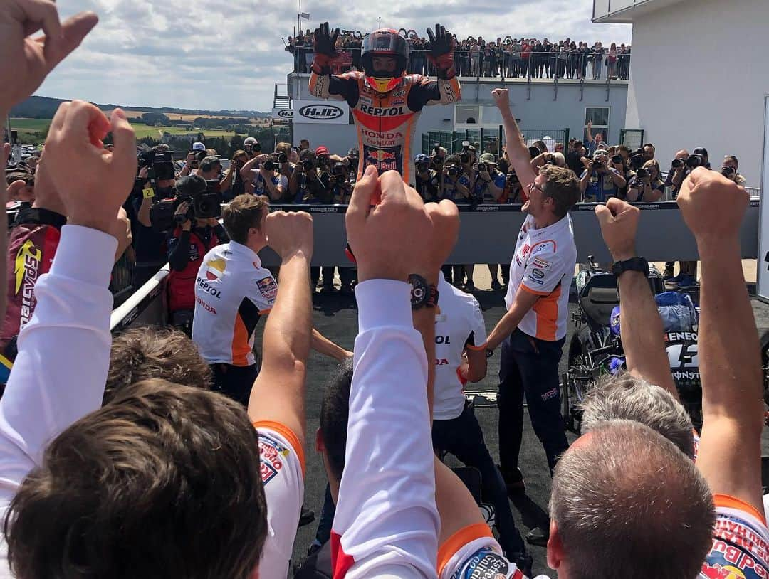 レプソル・ホンダさんのインスタグラム写真 - (レプソル・ホンダInstagram)「And that’s number ten! 🏆🏆🏆🏆🏆🏆🏆🏆🏆🏆 ⠀⠀⠀⠀⠀⠀⠀⠀⠀ @marcmarquez93 WINS the #GermanGP 🇩🇪」7月7日 22時39分 - hrc_motogp