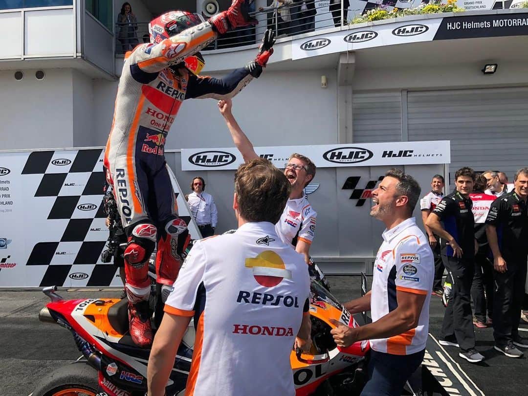 レプソル・ホンダのインスタグラム：「And that’s number ten! 🏆🏆🏆🏆🏆🏆🏆🏆🏆🏆 ⠀⠀⠀⠀⠀⠀⠀⠀⠀ @marcmarquez93 WINS the #GermanGP 🇩🇪」