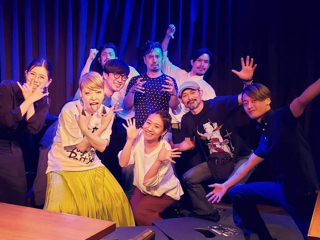 Shihoさんのインスタグラム写真 - (ShihoInstagram)「久しぶりの長めのツアー。 A Vocalistレコ発第1段西日本編があっという間に終わってしまった。 ご一緒したのは素晴らしいミュージシャン、桑原あい、鳥越啓介、大槻カルタ英宣、山内陽一郎。 この人達と一緒に歌っていると、なんだかどこまででもいけそうな気がしてしまう。 毎日全員の格好良さに惚れ惚れし、それぞれのソロ中に鳥肌がたつくらいだった。 自分がかいた曲をこんなに素敵にしてくれるとは、というシーンも沢山。一緒の時代に生きられて本当に良かったと、大袈裟ではなく本気で思う。 皆で行った夜中のホルモンラーメンもいい想い出だ笑。 京都、福山、鳥取、大阪、和歌山、神戸、どこの会場も沢山お客様が会いに来てくださった。 CDも沢山買っていただいた。 各地に会いに来てくださった皆様、お世話になったお店のスタッフさんたち、ツアマネ樹下さん、そしてあいちゃん、ちゅんちゅん、かるぽん、よーいちろー、本当に本当にありがとうございました！！幸せすぎました！！楽しすぎました！！ ここからのライブ情報も少し載せるねー。  7/8吉祥寺ストリングスw/桑原あい（完売御礼） 7/10日比谷ビルボードカフェw/小島良喜 7/13釜山コンサートw/宮本貴奈 8/4水戸ガールトークw/柴田敏孝 8/20渋谷リビングルームカフェw/柴田敏孝、鳥越啓介、大槻カルタ英宣 9/6大阪バナナホールw/桑原あい、鳥越啓介、大槻カルタ英宣 9/7金沢もっきりやw/桑原あい 9/8名古屋ブルーノートw/桑原あい、織原良次、大槻カルタ英宣 9/16福岡ゲイツ7w/伊藤志宏、鳥越啓介、大槻カルタ英宣 9/17熊本キーブw/伊藤志宏、鳥越啓介、大槻カルタ英宣 9/18八代バーZw/伊藤志宏、鳥越啓介、大槻カルタ英宣 9/19鹿児島ライブヘブンw/伊藤志宏、鳥越啓介、大槻カルタ英宣  #friedprideshiho #Shiho #avocalisttour #レコ発 #桑原あい #鳥越啓介 #大槻カルタ英宣 #山内陽一郎 #jazz #live #vocal #ライブ」7月7日 22時52分 - fried_pride_shiho