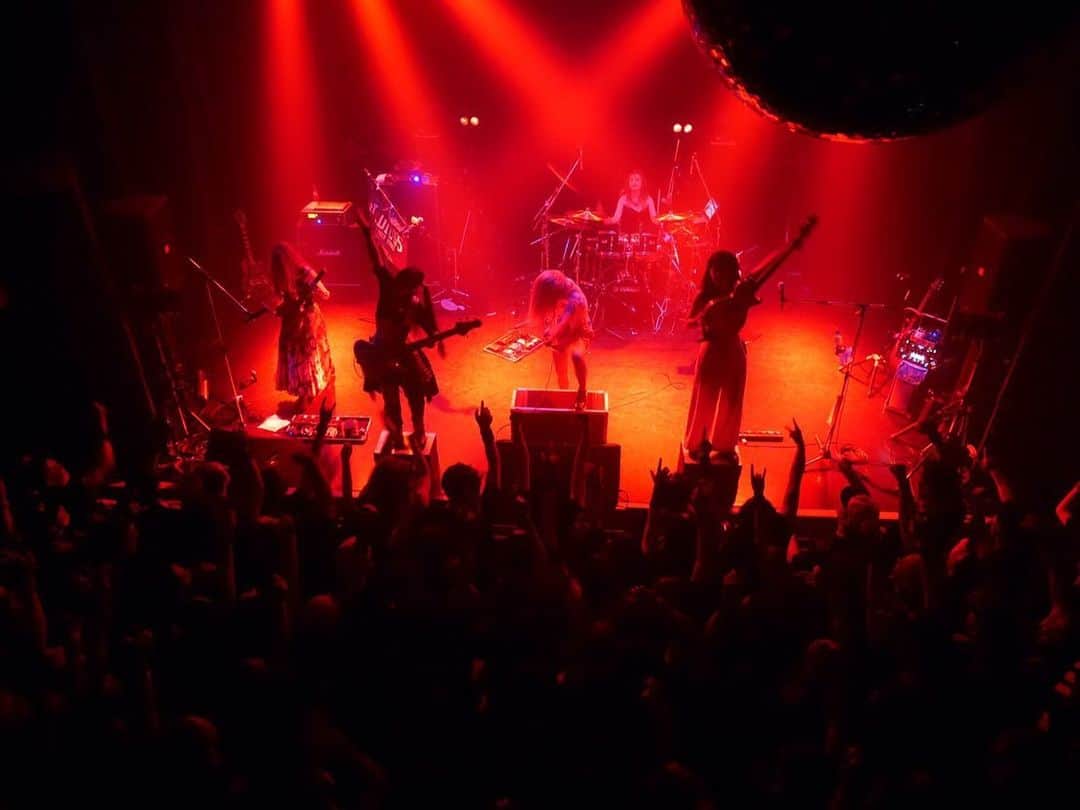 R!Nのインスタグラム：「札幌公演ありがとうございました！ 前から後ろまで元気一杯の札幌！本当に最高でした。激アツな時間を共に過ごせて、とても嬉しかったです！！ りんコール、めっちゃ嬉しかった… 心からありがとうございます。  少し冷える北海道、風邪ひかないようにお過ごしください！  今回のライブでさらに北海道大好きになったのでまたひとり旅で絶対来ようと思いました。またね！！！ #Aldious #札幌 #アルディアス #metal」