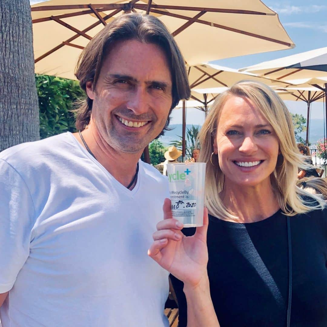 ロビン・ライトさんのインスタグラム写真 - (ロビン・ライトInstagram)「Plastic with purpose! Excited by @polymaterialtd’s new solution for plastic pollution. I’ve chosen to recycle this biodegradable cup by June 8th, 2020 for World Oceans Day. @theglobalgoals #disintegrates2021 #recycleby #zerowaste #climatechange #actnow」7月7日 22時54分 - robingwright