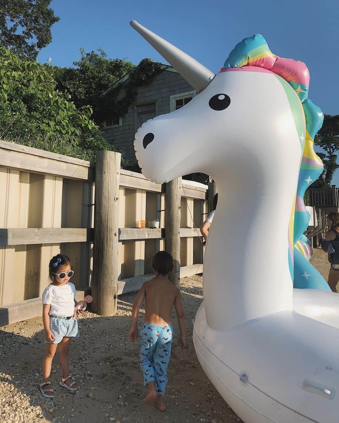 翁安芸さんのインスタグラム写真 - (翁安芸Instagram)「Biggest unicorn I’ve ever seen🦄💘💖 見たことのない大きさのユニコーン浮き輪ボート✨✨ 無事膨らませて海に浮かせました👏🏻💖💖💖 #hamptons #sunner #unicorn #ハンプトン」7月7日 22時57分 - akinyc
