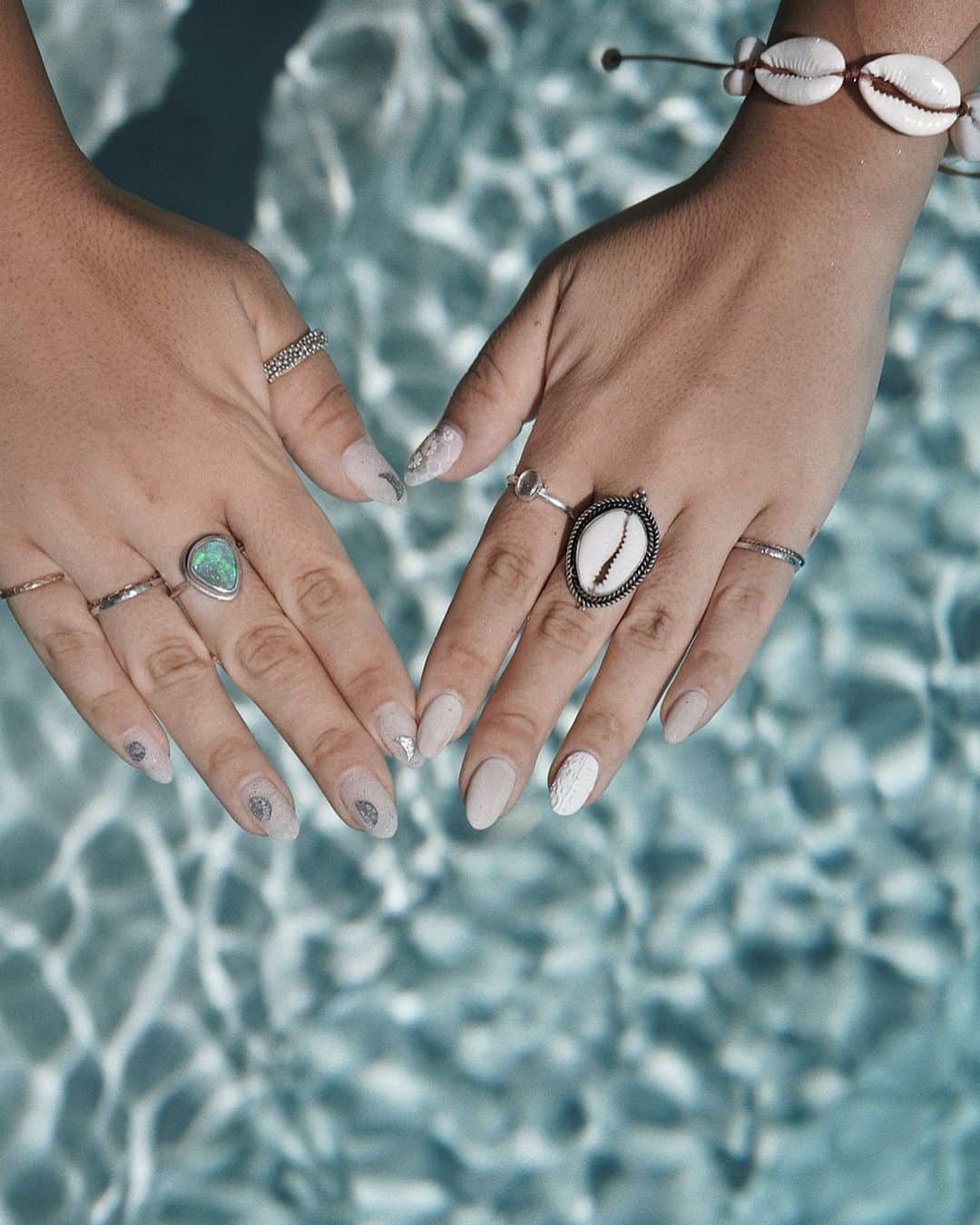 Manamiのインスタグラム：「💎✨🐚✨ right @moonlit_kaori  left @moonlit_shoko opal&shell ring @oceanbabe.official」