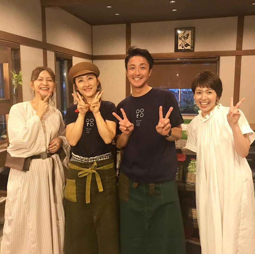 秋本ゆかりさんのインスタグラム写真 - (秋本ゆかりInstagram)「明日はアサデス。九州山口の放送です🙋‍♀️ KBC夏のイベント「水と緑の物語」に向けて始動しています！ .  私は、ふみさん @fumi_saito_fumi と益城町でただ1軒のお茶屋さん「お茶の富澤。」へ。 初めて取材した時に、こんなお出汁のように美味しい日本茶があるのかと感動し、それ以来大ファンのお茶屋さん❣️ とても素敵なご夫婦で、いつも取材でお会いする度に元気をもらいます✨ .  アサデス 。九州山口では「未来に残したい九州山口の食」をテーマにマルシェを行いますが、お二人にご協力頂けることになりました👍 詳しくは、明日の放送で😊 .  ふみさんとは、初ロケ😆 ロケ車の中でもいろんなお話ができて、とっても楽しく、学びある取材でした😌 .  #kbc#アサデス九州山口 #熊本県益城町#お茶の富澤#グリーンティーラボ#greentealab  #4枚目#富澤さんとこの茶葉でいれた#冷茶#苦味渋みはなく#甘み旨味たっぷり#本当に美味しくて#ごくごく飲んじゃう#美味しいお茶をありがとうございます」7月7日 22時59分 - akimoto_yukari