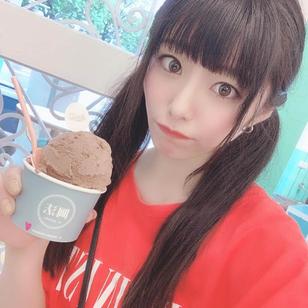 高橋みおさんのインスタグラム写真 - (高橋みおInstagram)「🍨🍫🍨🍫 . 台湾でライブの合間に食べたアイス❤︎ . チョコレートが75%使われてるだとか、☻ スプーンがスコップみたいな形しててかわい、💞 . . #アイス #チョコアイス #チョコレート #阿法 #ジェラート #ice #chocolate #gelato」7月7日 23時00分 - miochin052