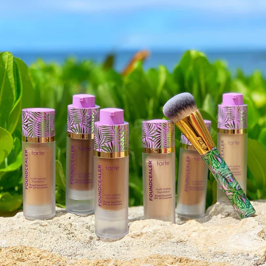 Tarte Cosmeticsさんのインスタグラム写真 - (Tarte CosmeticsInstagram)「The BFF that you can't live WITHOUT this summer, our babassu foundcealer™ #vegan skincare foundation ☀️ This vegan makeup & skincare hybrid delivers an ultra-comfortable, natural radiant finish & has a customizable medium coverage. PLUS, it's infused with #plantpowered babassu to nourish, moisturize & soothe skin. For medium coverage, apply it with our foundcealer™ brush! #crueltyfree #rethinknatural #veganbeauty」7月7日 23時08分 - tartecosmetics
