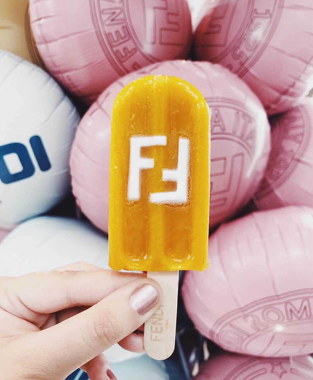 Blonde Saladさんのインスタグラム写真 - (Blonde SaladInstagram)「POPSICLES SEASON IS HERE🍭 #summer #makeitfashion #popsicle #fendi @london_hiddengems」7月7日 23時19分 - theblondesalad